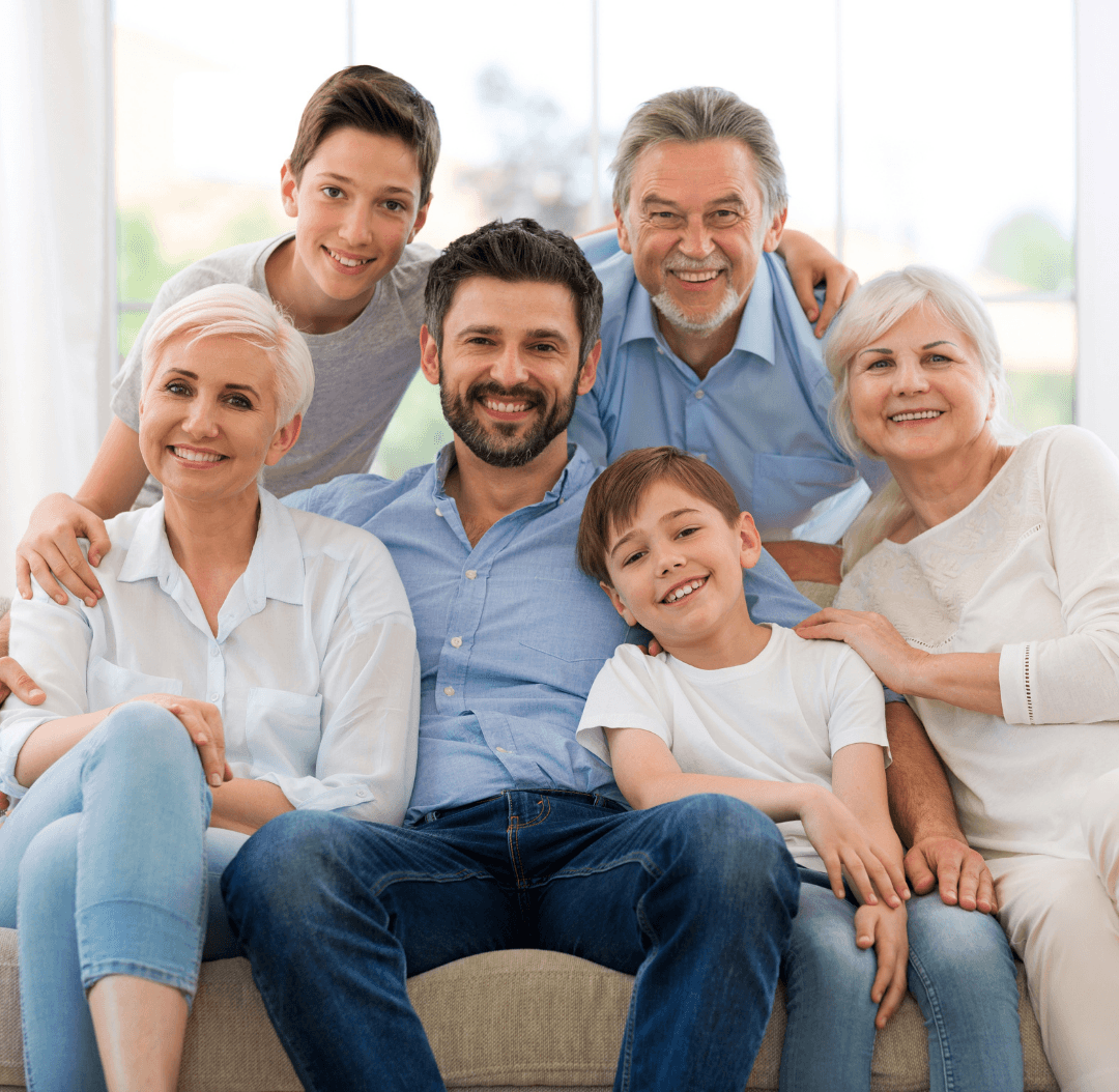 Familia de pensionados reunida en tranquilidad
